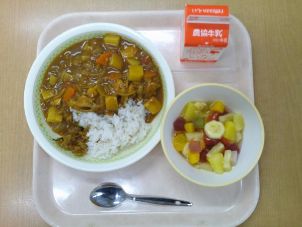 898キロカロリー、麦飯、牛乳、カレーライス、福神漬、フルーツカクテル