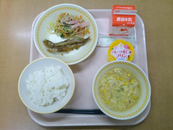 761キロカロリー、白飯、牛乳、ししゃもの南蛮漬け、もやしのナムル、中華風コーン卵スープ、フルーツ杏仁プリン