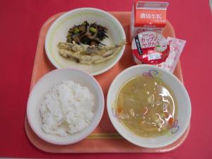 696キロカロリー、ごはん、ぎゅうにゅう、ししゃものてんぷら、ひじきのいために、とんじる、カップデヤクルト