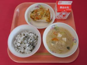 669キロカロリー、わかめごはん、ぎゅうにゅう、オイマヨグラタン、とうにゅうごまたんたんスープ