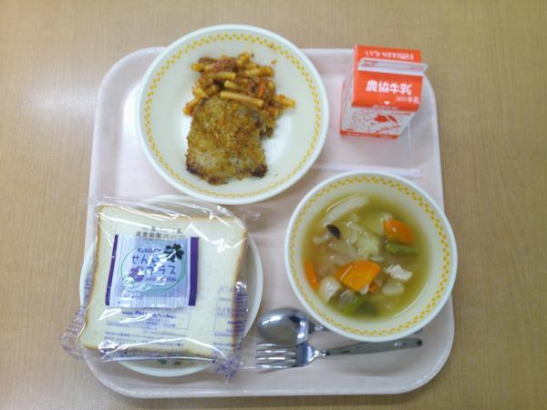 804キロカロリー、食パン、牛乳、豚肉の香草パン粉焼き、マカロニアラビアータ、ポトフ、ジャム