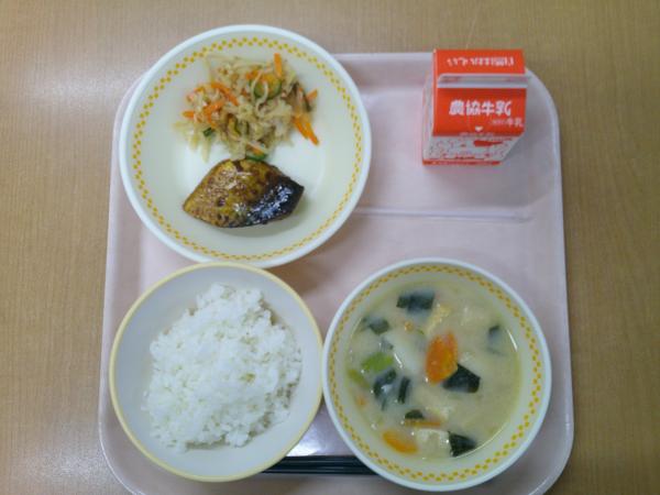 809キロカロリー、白飯、牛乳、さばのソース煮、はりはり和え、小松菜と厚揚げのみそ汁