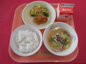 626キロカロリー、ごはん、ぎゅうにゅう、けんさきなんばチキン、ブロッコリーのサラダ、きなめりなめことたまごのスープ