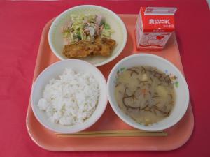 612キロカロリー、ごはん、ぎゅうにゅう、あじのいそべあげ、いしるふうみのごまマヨサラダ、もずくのみそしる