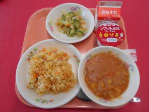 647キロカロリー、キャロットピラフ、ぎゅうにゅう、はくさいサラダ、こまつしさんトマトのポークビーンズ、ヨーグルト