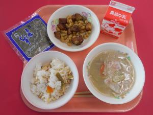 638キロカロリー、てまきごもくずし、ぎゅうにゅう、てまきのり、だいずとじゃがいものいそあえ、こんさいじる