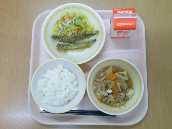 777キロカロリー、白飯、牛乳、ししゃもの磯辺天ぷら、梅ドレ和え、すき焼き風煮