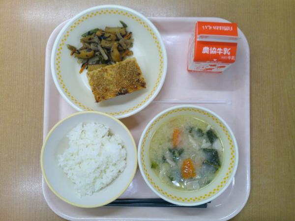 750キロカロリー、白飯、牛乳、鶏松風、きんぴらごぼう、白菜のみそ汁