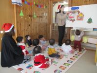 0歳児　クリスマスのお話に興味をもって見ていたよ