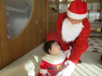 0歳児　サンタさんからプレゼントをもらったよ