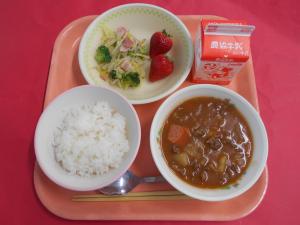 633キロカロリー、ごはん、ぎゅうにゅう、ベーコンサラダ、ビーフシチュー、いちご