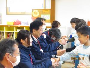 勤労感謝の気持ちを込めて、5歳児からペンダントのプレゼント