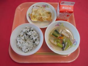 607キロカロリー、わかめごはん、ぎゅうにゅう、オイマヨグラタン、だいこんとさつまあげのみそしる