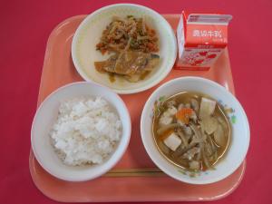 651キロカロリー、ごはん、ぎゅうにゅう、さばのみそに、こんにゃくのきんぴら、とりごぼうじる