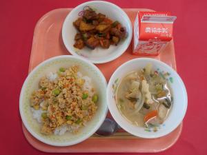 640キロカロリー、ごはん、ぎゅうにゅう、とりそぼろどん、かぼちゃのあげからめ、ふとあげのみそしる