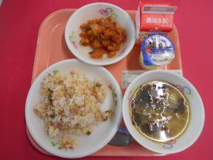 684キロカロリー、チャーハン、ぎゅうにゅう、さけとだいずのチリソース、わかめスープ、ヨーグルト