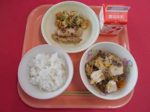 637キロカロリー、ごはん、ぎゅうにゅう、ちくわのかわりあげ、はりはりあえ、すきやきふうに