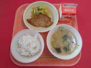 636キロカロリー、ごはん、ぎゅうにゅう、ぶたにくのしょうがやき、ブロッコリーのサラダ、あつあげのみそしる