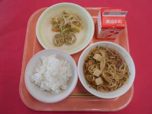 618キロカロリー、ごはん、ぎゅうにゅう、シュウマイ、バンバンジー、マーボーラーメン