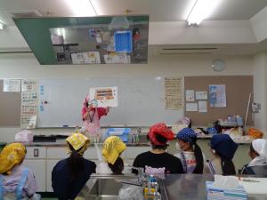 食生活改善推進員による児童館食育事業の様子