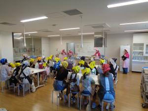 食生活改善推進員による親子の料理教室の様子