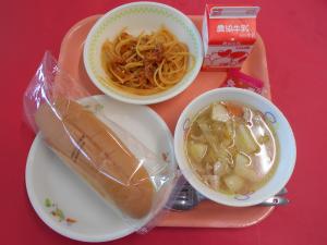 616キロカロリー、コッペパン、ぎゅうにゅう、ミートソーススパゲッティ、キャベツのスープに、ミックスジャム