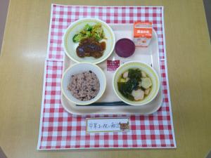 892キロカロリー、赤飯、牛乳、トンカツ、ブロッコリーのおかか和え、桜すまし汁、お祝いデザート