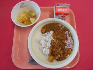 770キロカロリー、むぎごはん、ぎゅうにゅう、ビーフカレーライス、フルーツカクテル