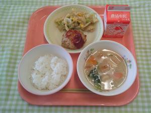 608キロカロリー、ごはん、ぎゅうにゅう、ハンバーグ、マカロニサラダ、ふのみそしる