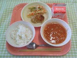 660キロカロリー、ごはん、ぎゅうにゅう、とりにくのこうそうパンこやき、アーモンドサラダ、ポークビーンズ