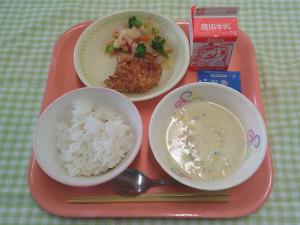 640キロカロリー、ごはん、ぎゅうにゅう、フライドチキン、ハムサラダ、コーンチャウダー、おさかなふりかけ