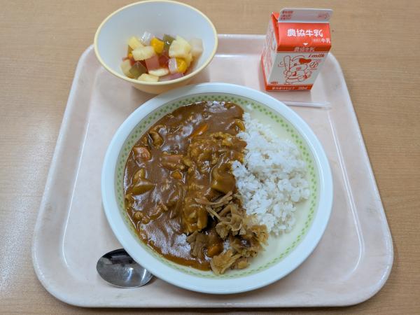 898キロカロリー、麦飯、牛乳、ポークカレー、福神漬、フルーツカクテル