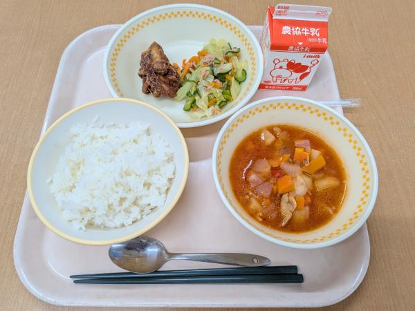 797キロカロリー、白飯、牛乳、フライドチキン、ツナサラダ、ミネストローネ