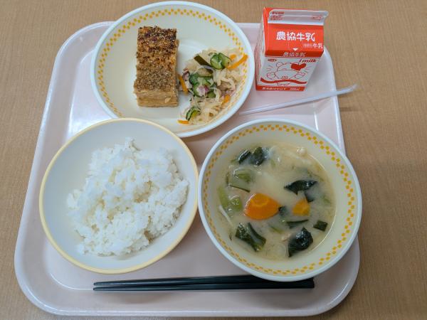 760キロカロリー、白飯、牛乳、鶏松風、はりはり和え、厚揚げのみそ汁