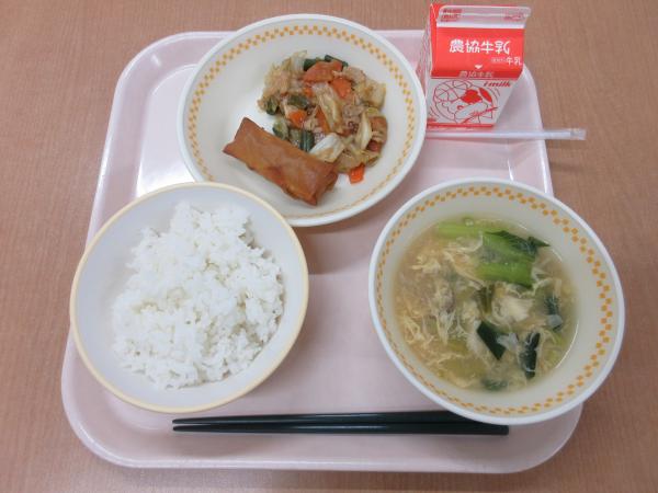 804キロカロリー、白飯、牛乳、春巻き、回鍋肉、中華風コーン卵スープ