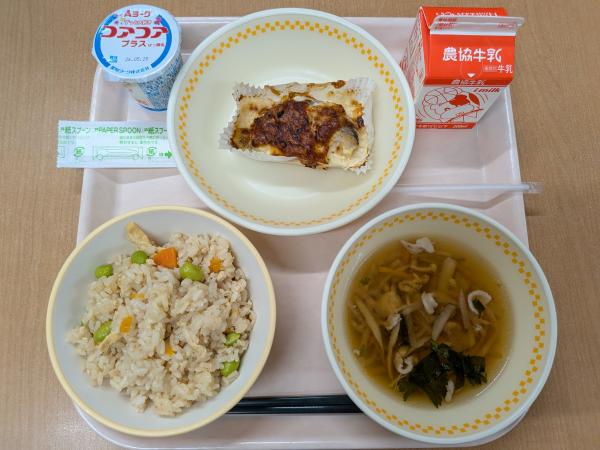 802キロカロリー、こぎつねご飯、牛乳、魚の味噌マヨネーズ焼き、沢煮椀、ヨーグルト