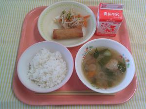 637キロカロリー、ごはん、ぎゅうにゅう、はるまき、もやしのすのもの、にくだんごのスープ