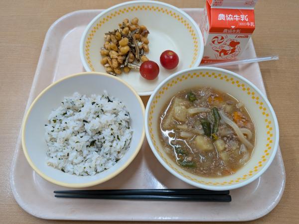798キロカロリー、わかめごはん、牛乳、大豆と小魚のアーモンドからめ、ミニトマト、新じゃがのそぼろ煮