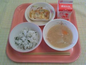 605キロカロリー、わかめごはん、ぎゅうにゅう、オイマヨグラタン、だいこんのみそしる