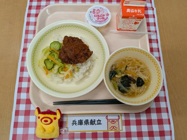 840キロカロリー、かつめし、牛乳、ボイルキャベツ、ばち汁、いちごプリン
