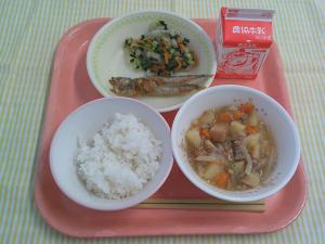 641キロカロリー、ごはん、ぎゅうにゅう、ししゃものなんばんづけ、いそあえ、しんじゃがのそぼろに