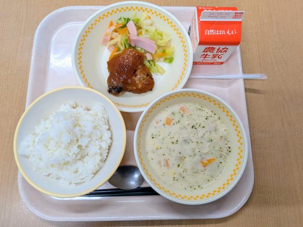 786キロカロリー、白飯、牛乳、鶏肉の美味だれ、ハムサラダ、米粉のコーンチャウダー