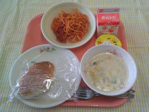 645キロカロリー、スパゲッティナポリタン、ぎゅうにゅう、クリームシチュー、とうにゅうパンナコッタ