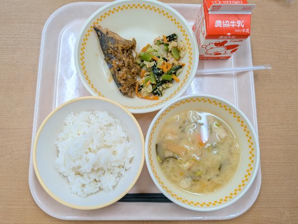 772キロカロリー、白飯、牛乳、鯖のしょうが煮、野菜のごま和え、じゃがいもとわかめのみそ汁