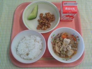 600キロカロリー、ごはん、ぎゅうにゅう、だいずのアーモンドからめ、にくどうふ、メロン