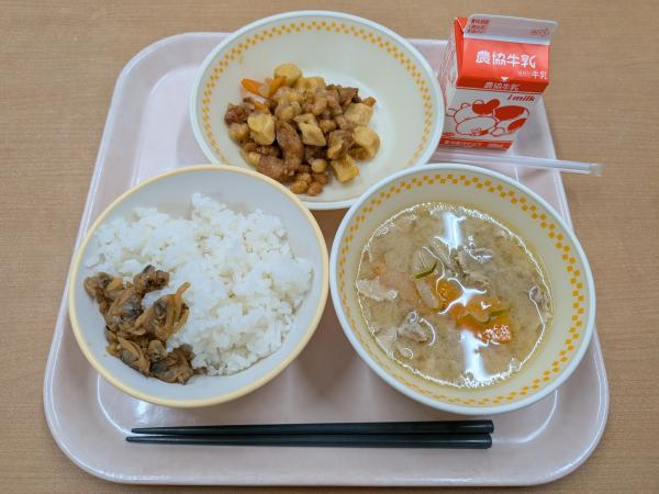 773キロカロリー、白飯、牛乳、鶏と大豆の揚げからめ、豚汁、あさりの佃煮