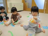 こいのぼりを作る1歳児