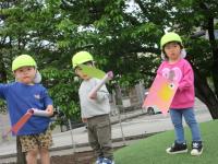 こいのぼりを持つ２歳児