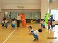 こいのぼりに球を投げる４歳児