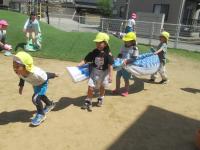 こいのぼりを連れて歩く５歳児